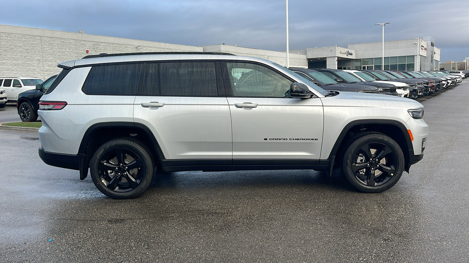 2025 Jeep Grand Cherokee Limited photo 3
