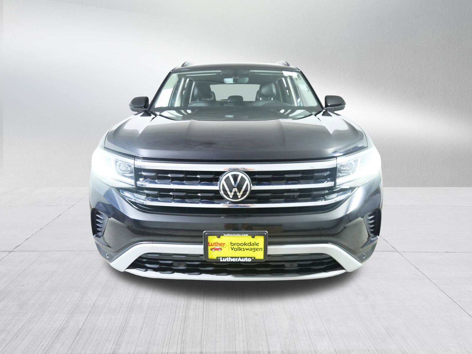 Used 2022 Volkswagen Atlas SE w/Tech with VIN 1V2HP2CAXNC557730 for sale in Brooklyn Center, Minnesota