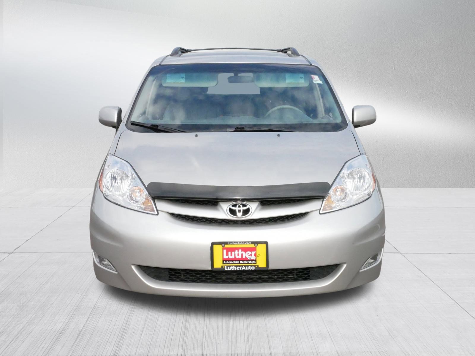 2009 Toyota Sienna XLE photo 2