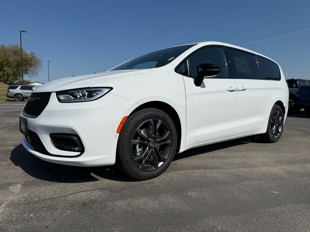 2026 Chrysler Pacifica Select's photo