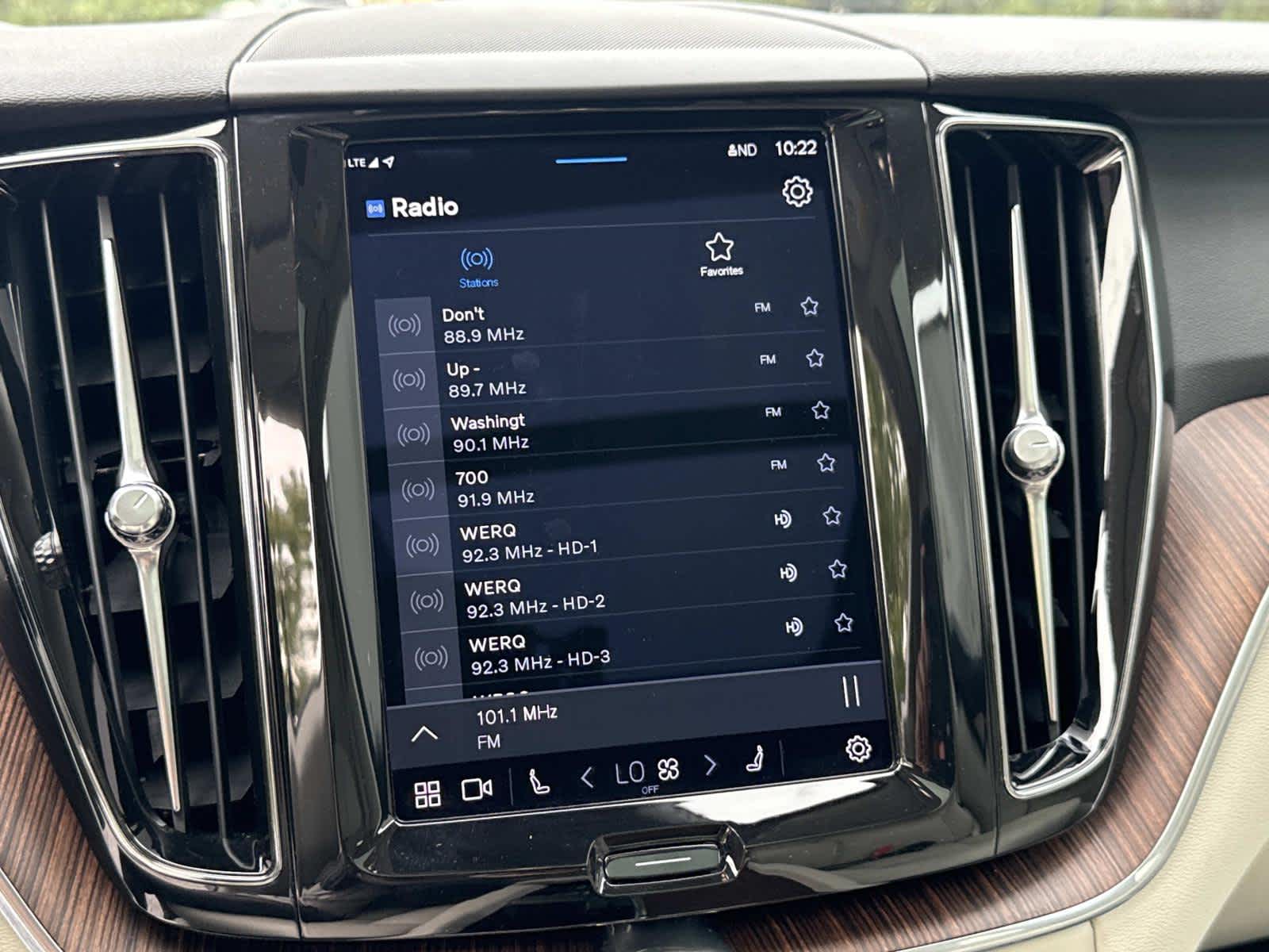 2022 Volvo XC60 Momentum photo 3