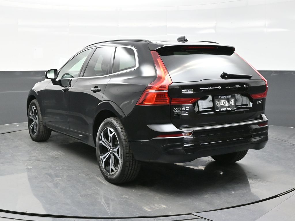 2022 Volvo XC60 B5 Momentum photo 3