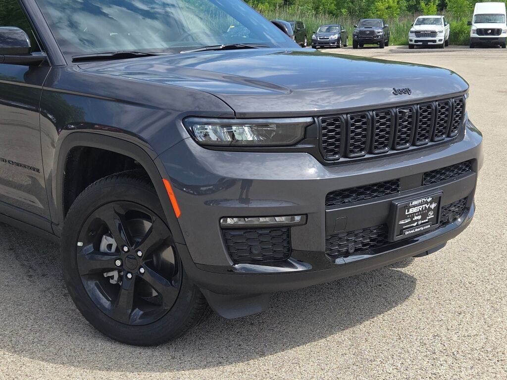 2025 Jeep Grand Cherokee Limited photo 2