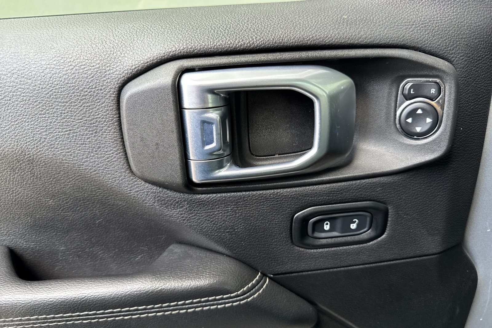 2023 Jeep Wrangler Sahara 4xe photo 11