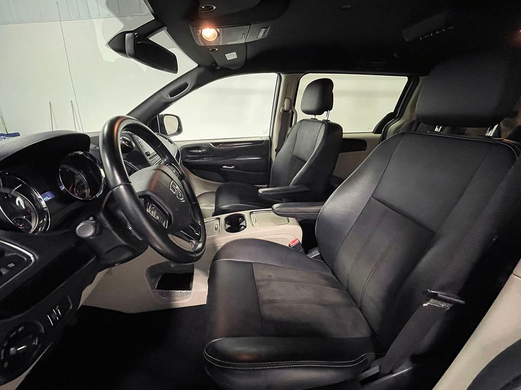 2020 Dodge Grand Caravan SXT photo 2