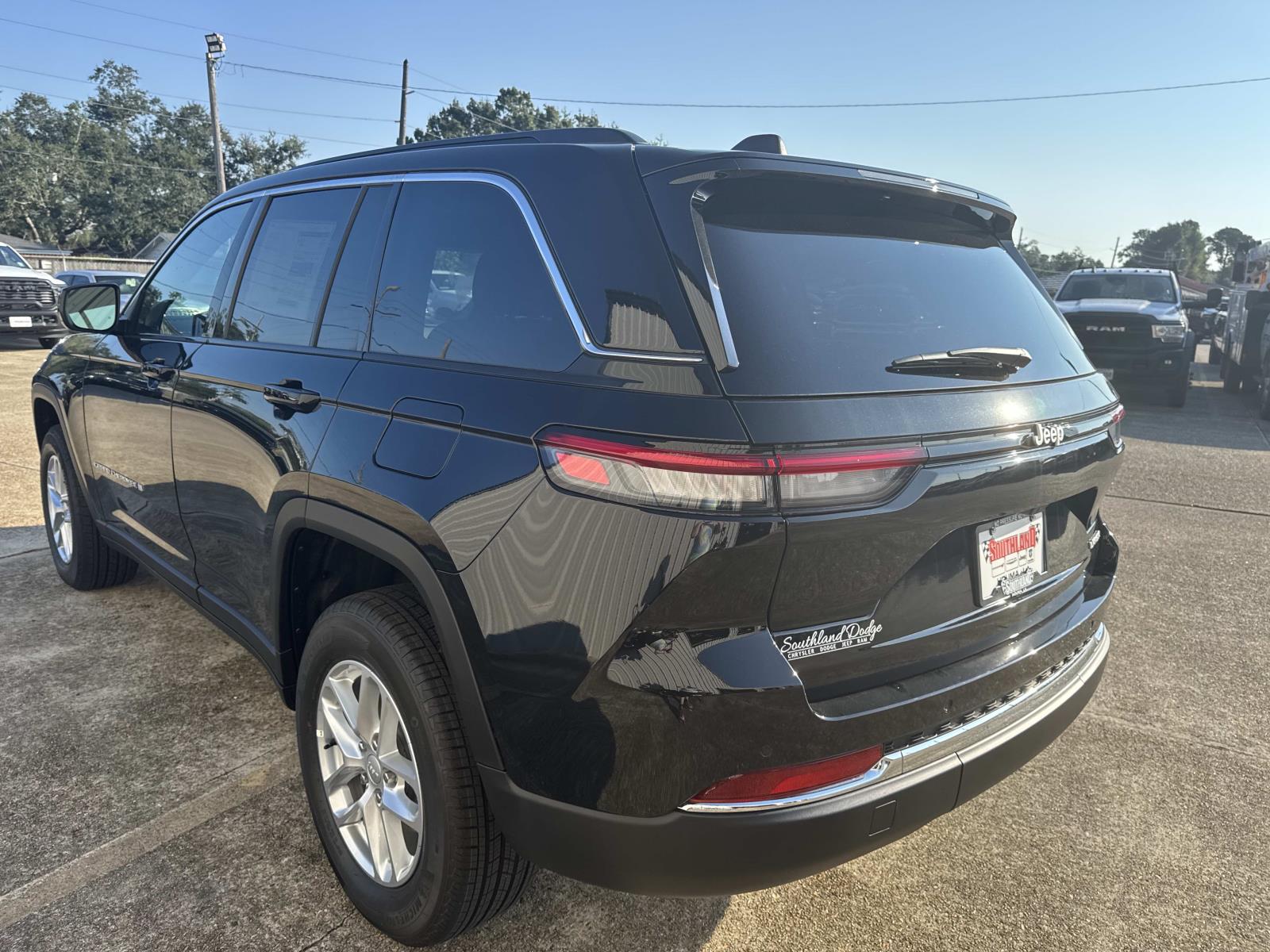 2025 Jeep Grand Cherokee Laredo X photo 4