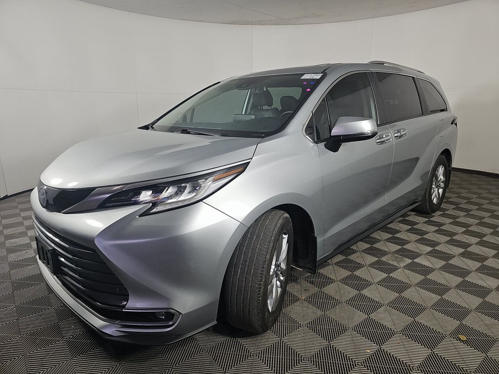 2023 Toyota Sienna Limited's photo