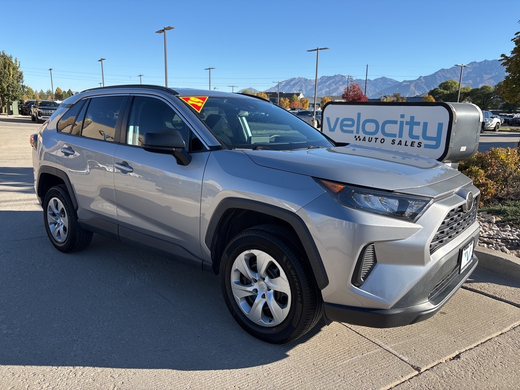 2019 Toyota RAV4 LE's photo