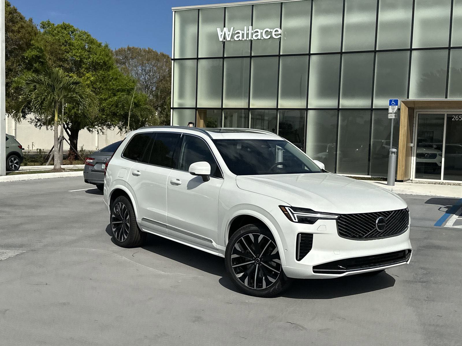 2025 Volvo XC90 Plus's photo
