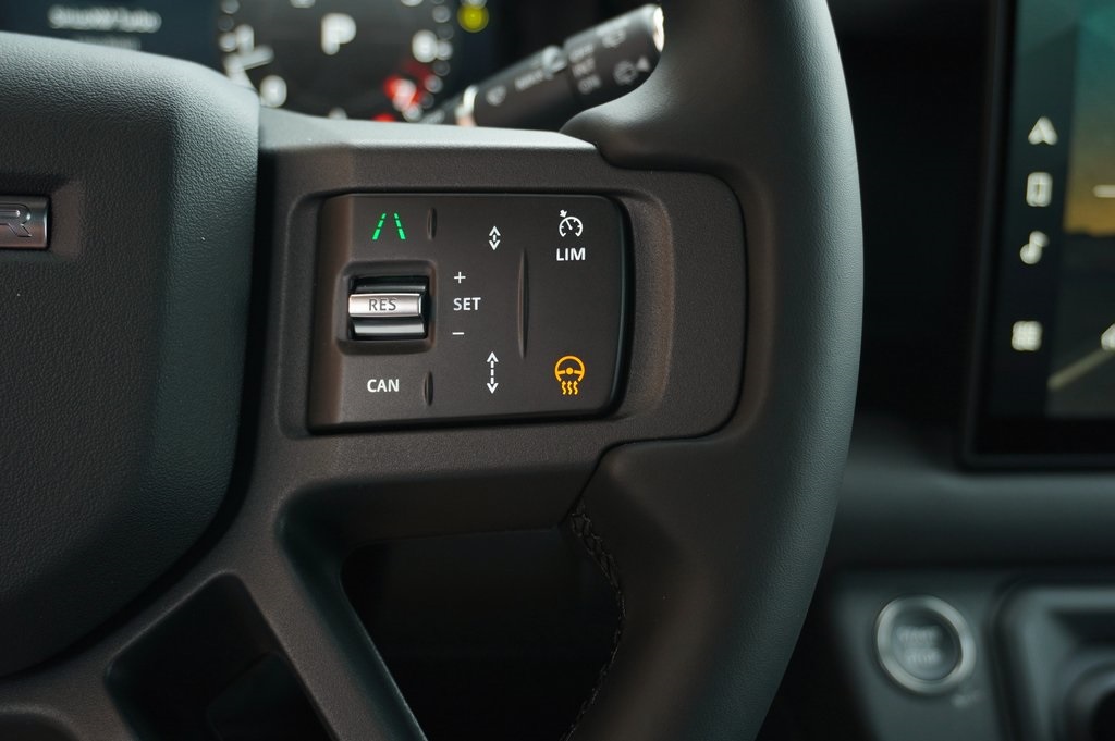 2025 Land Rover Defender 110 X-Dynamic SE photo 17