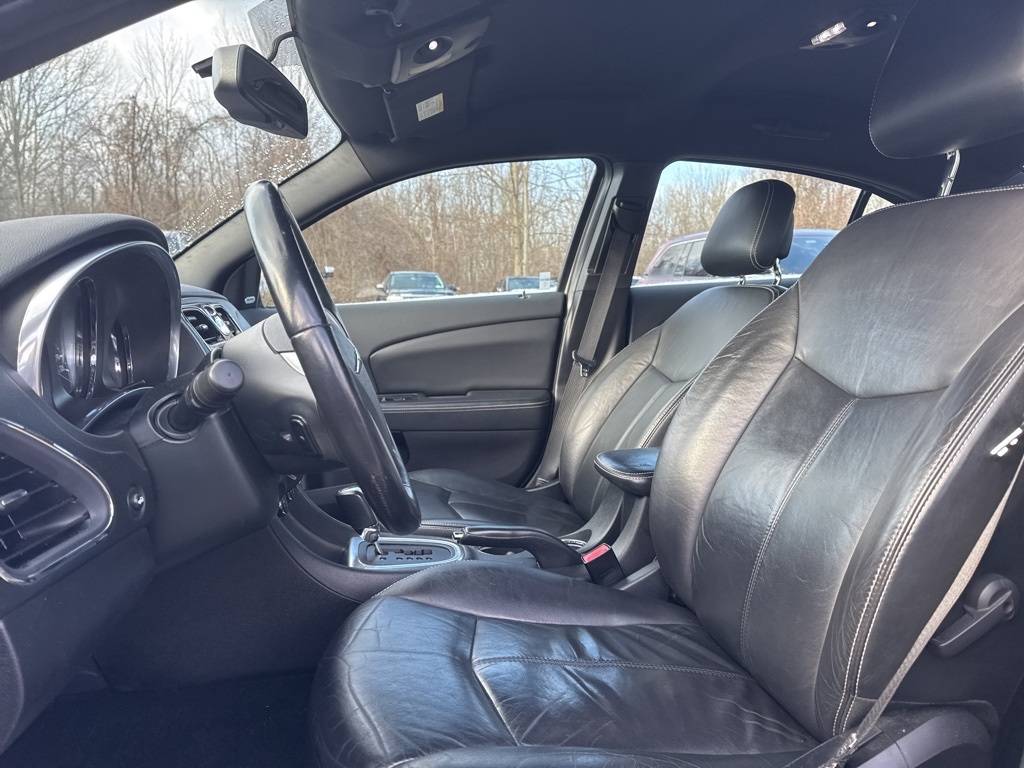 2013 Chrysler 200 Limited photo 3