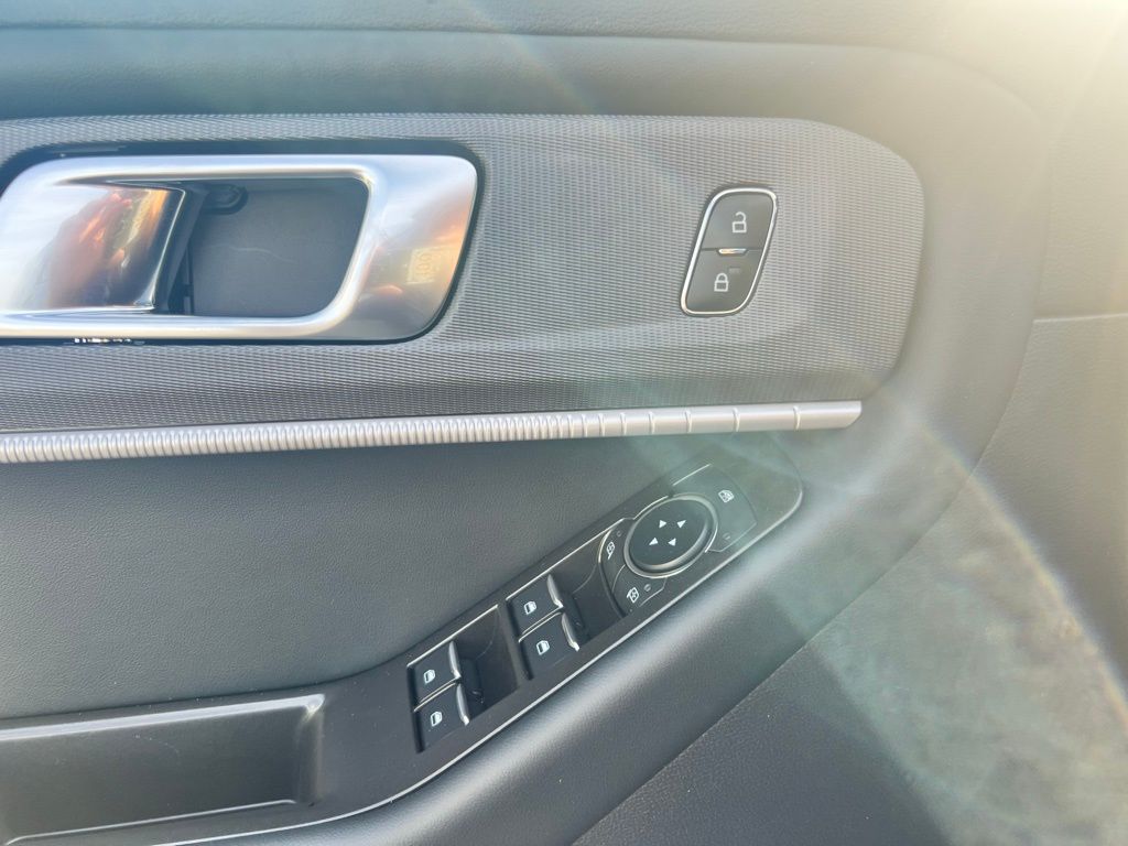 2025 Ford Explorer ST-Line photo 17