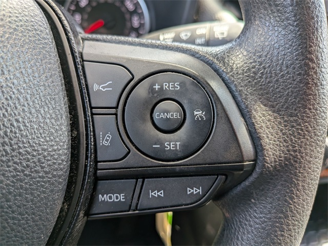 2021 Toyota RAV4 LE photo 5