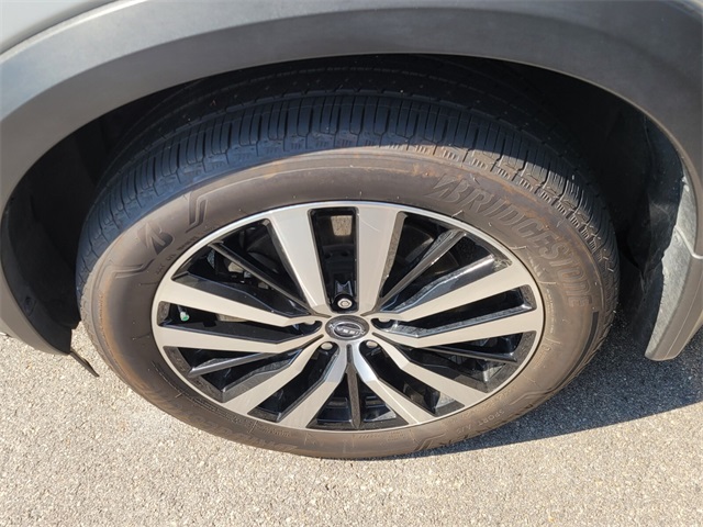 2024 Nissan Pathfinder Platinum photo 2