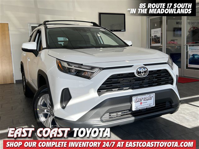 2025 Toyota RAV4 XLE's photo