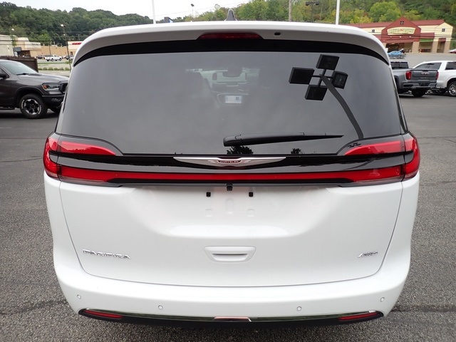 2026 Chrysler Pacifica photo 4