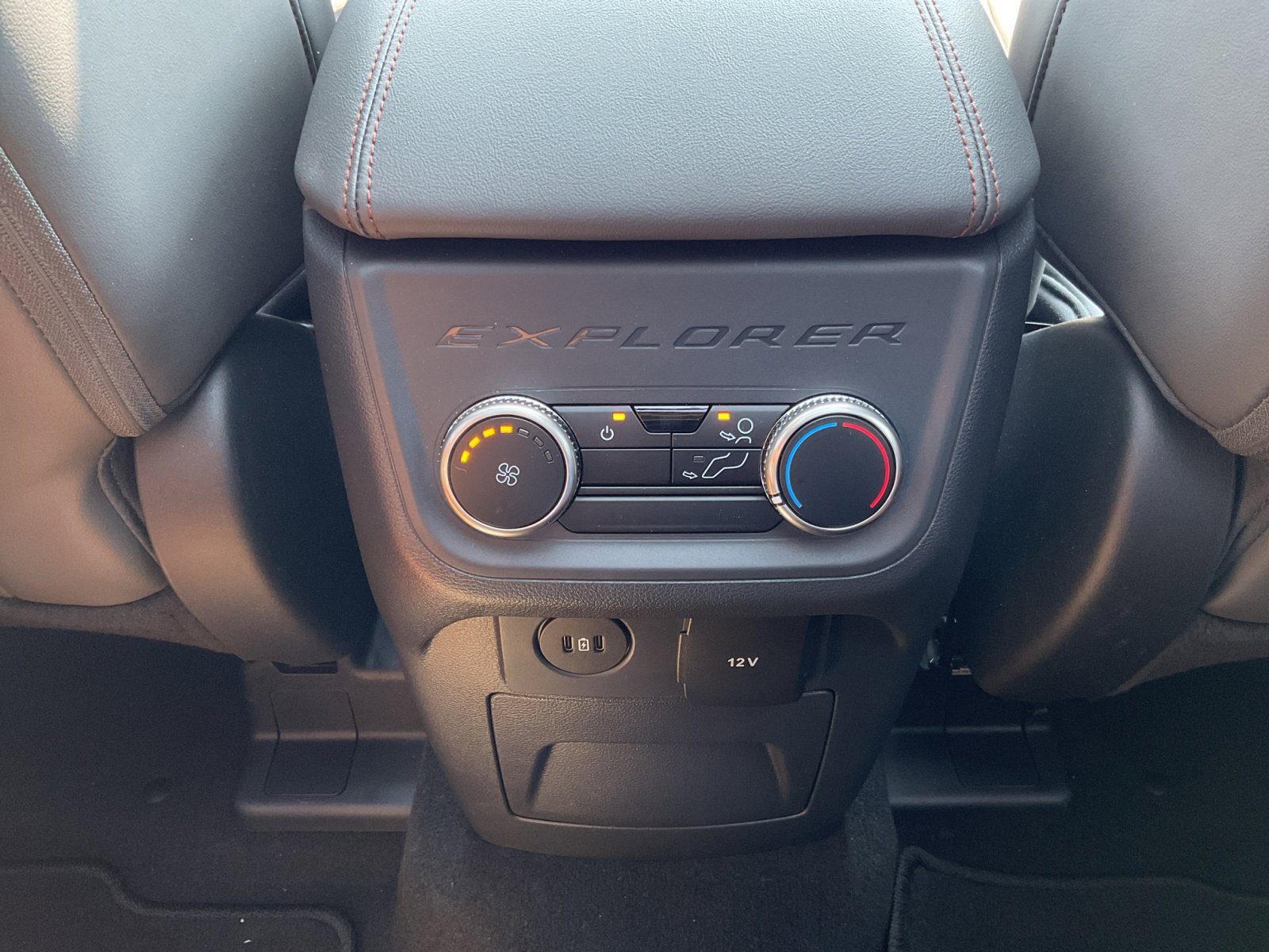 2025 Ford Explorer photo 4
