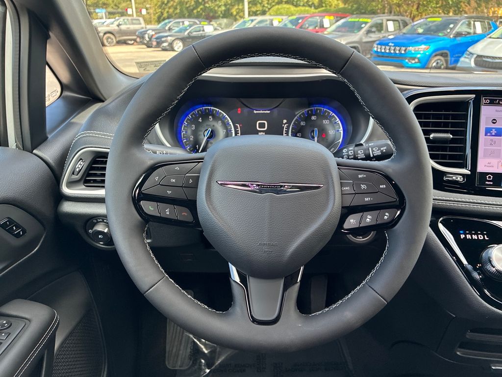 2026 Chrysler Pacifica photo 13