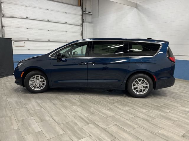 2025 Chrysler Pacifica photo 11