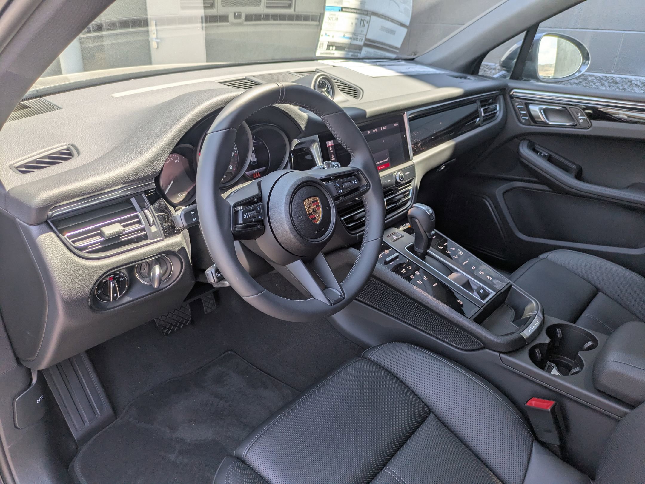 2025 Porsche Macan T photo 4