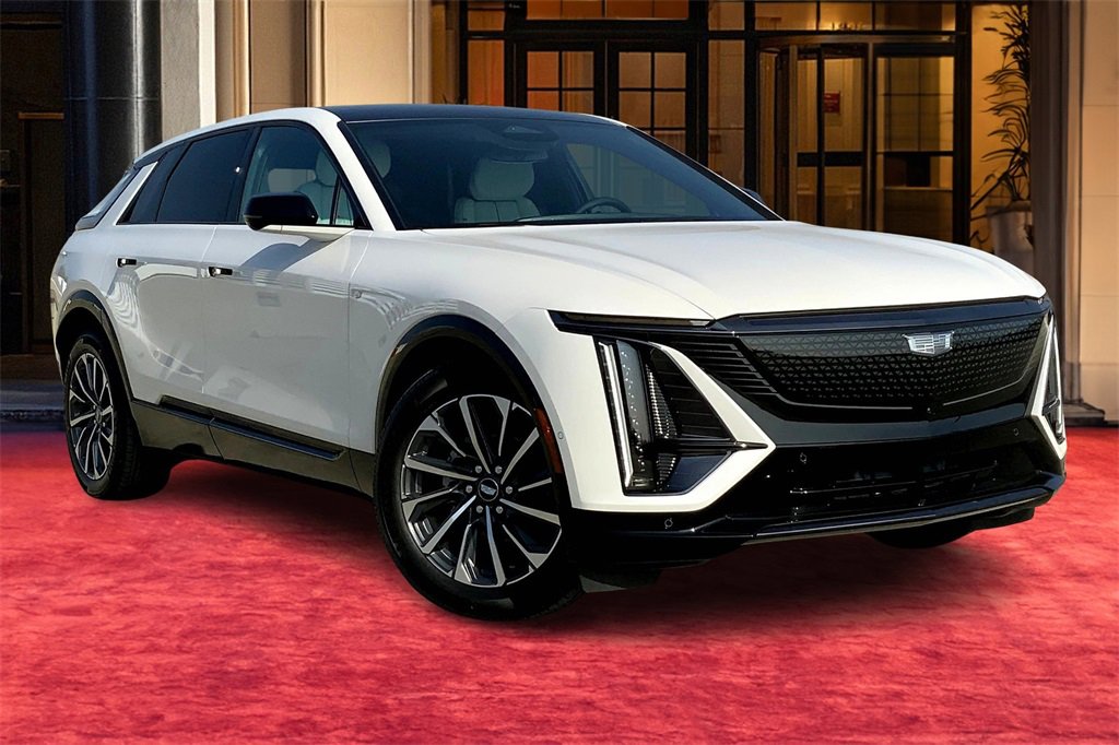 2025 Cadillac Lyriq Sport photo 2