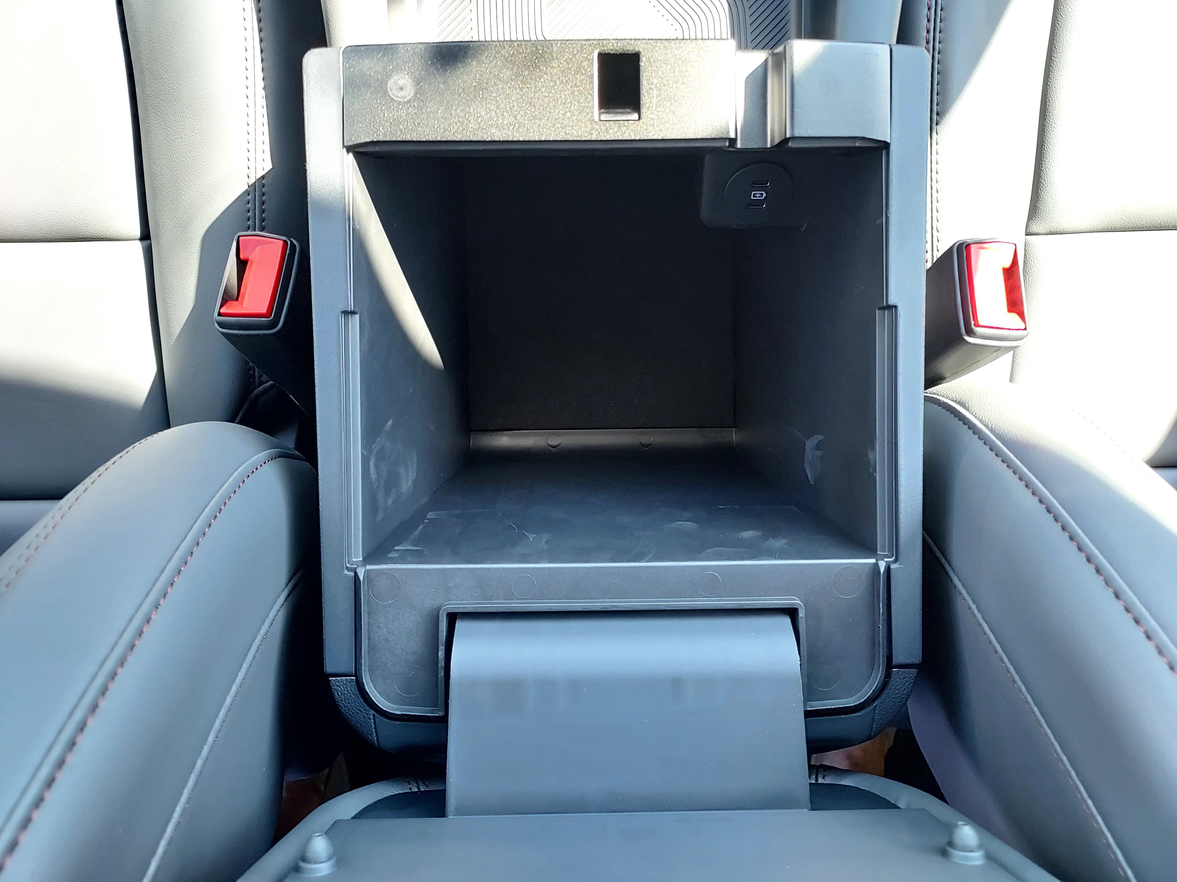 2025 Ford Explorer photo 2