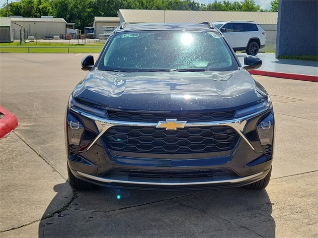 2025 Chevrolet Trax LT photo 2