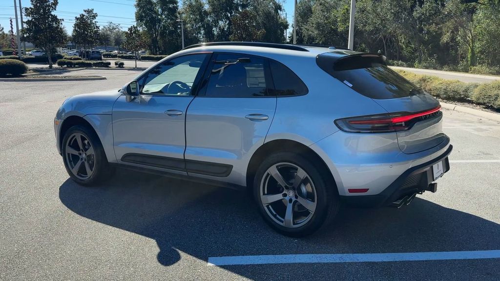 2025 Porsche Macan Base photo 4