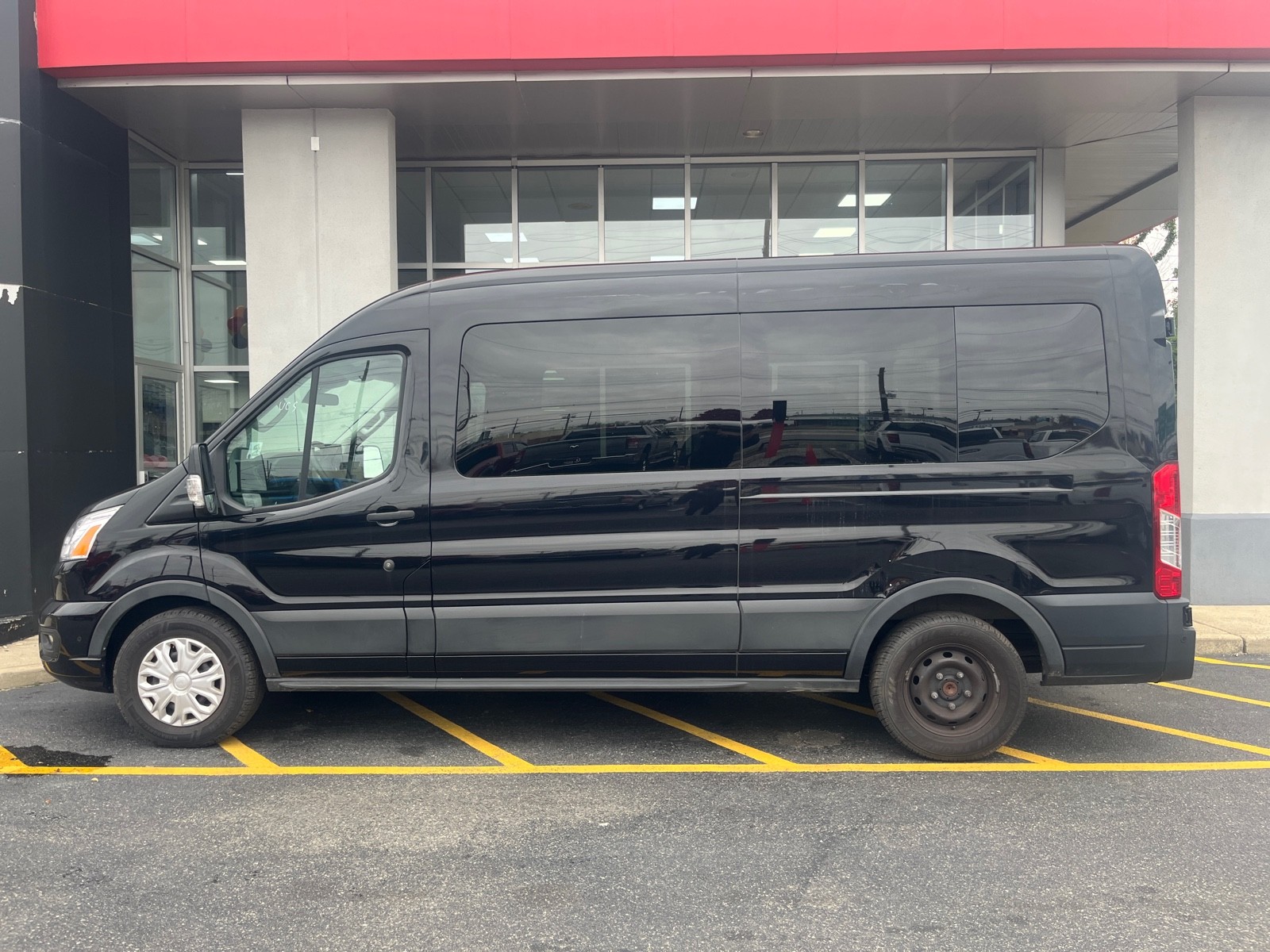 2022 Ford Transit Passenger XLT photo 4