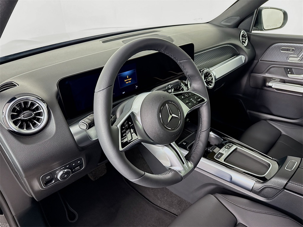 2025 Mercedes Benz GLB 250 4MATIC photo 4