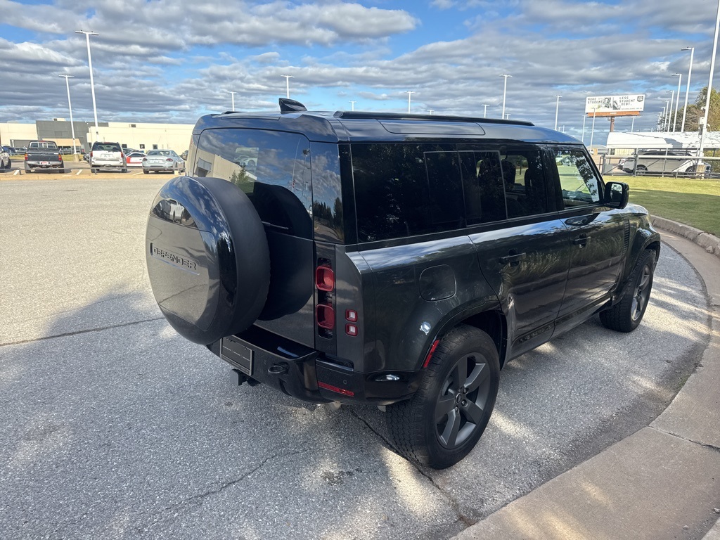 2025 Land Rover Defender 110 X-Dynamic SE photo 4