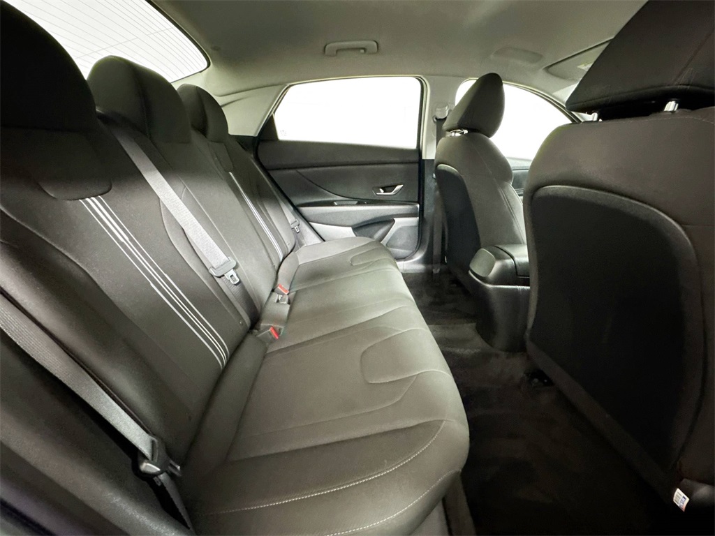 2022 Hyundai Elantra SEL photo 16