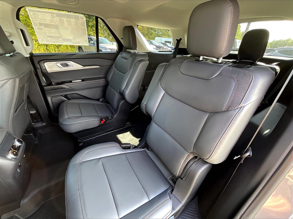 2025 Ford Explorer photo 14