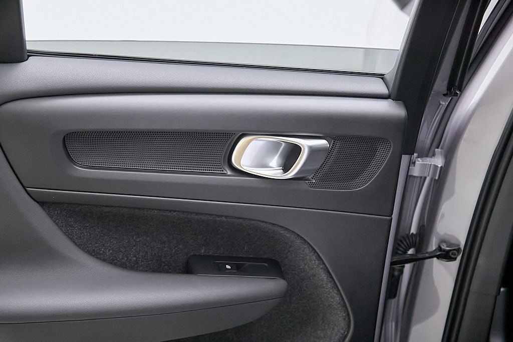 2026 VOLVO XC40 - Image 22