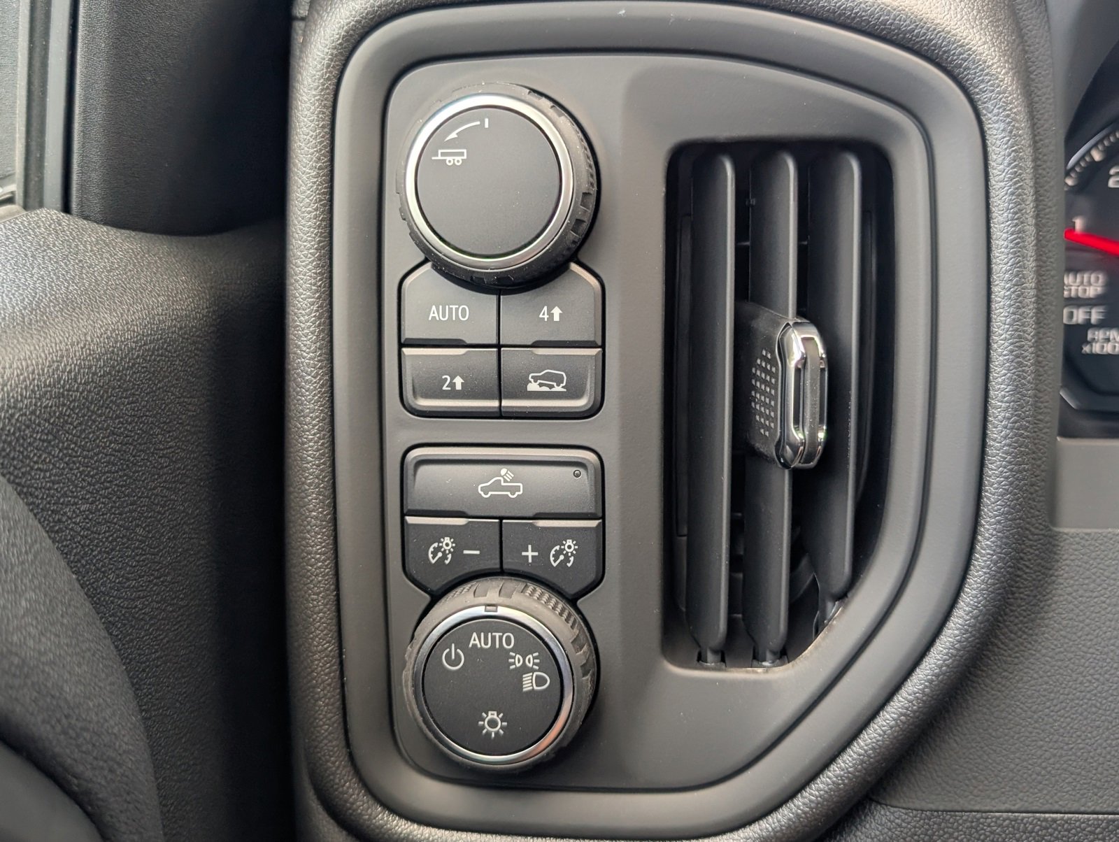 2025 Chevrolet Silverado 1500 Custom photo 9