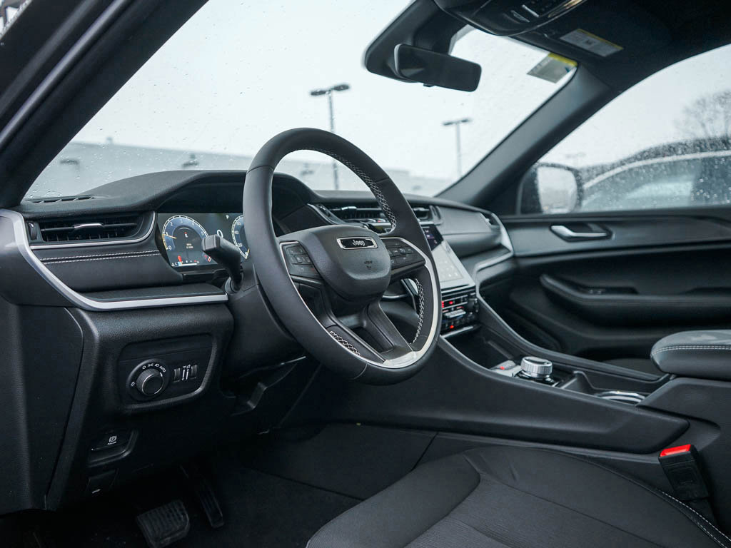 2025 Jeep Grand Cherokee Laredo X photo 17
