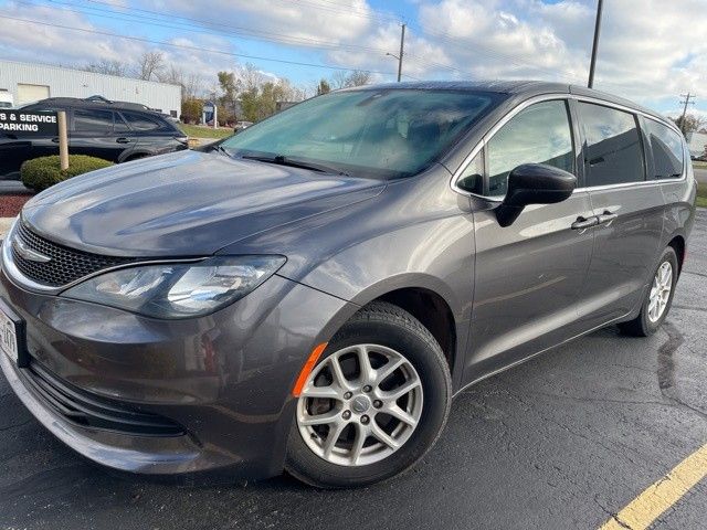 2017 Chrysler Pacifica Touring photo 2