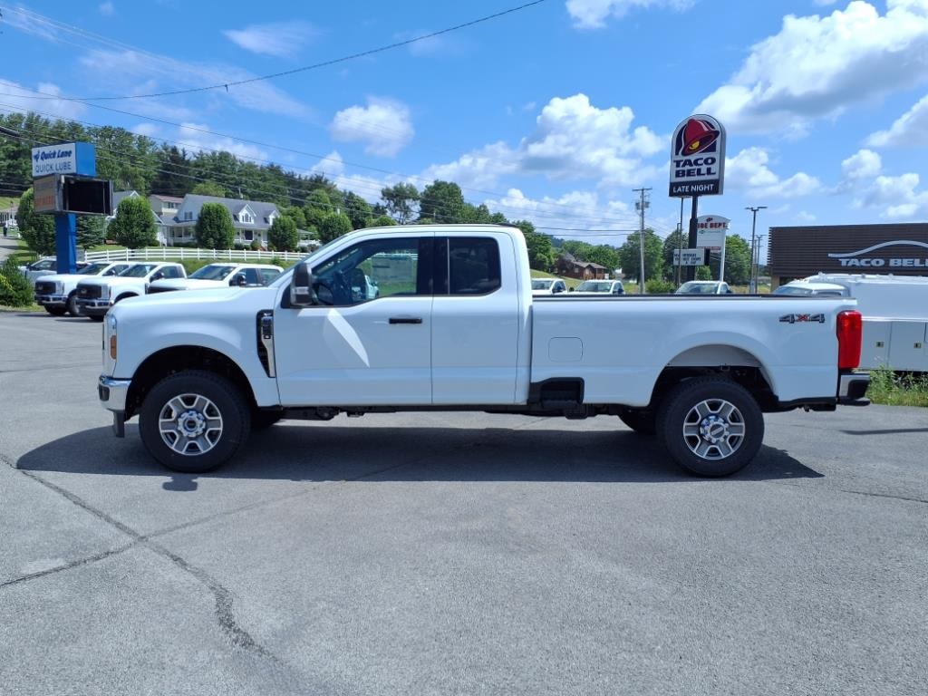 2025 Ford F-350 XLT photo 2