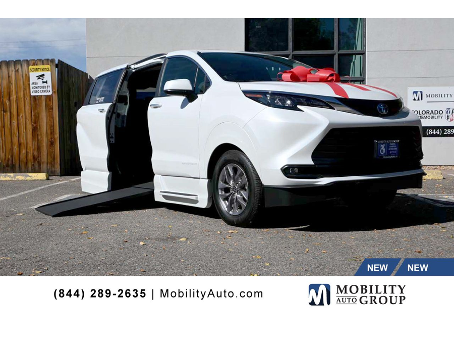 2025 Toyota Sienna XLE's photo