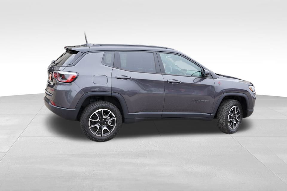 2024 Jeep Compass Trailhawk photo 2