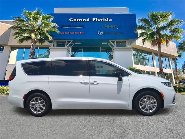 2026 Chrysler Pacifica photo 2