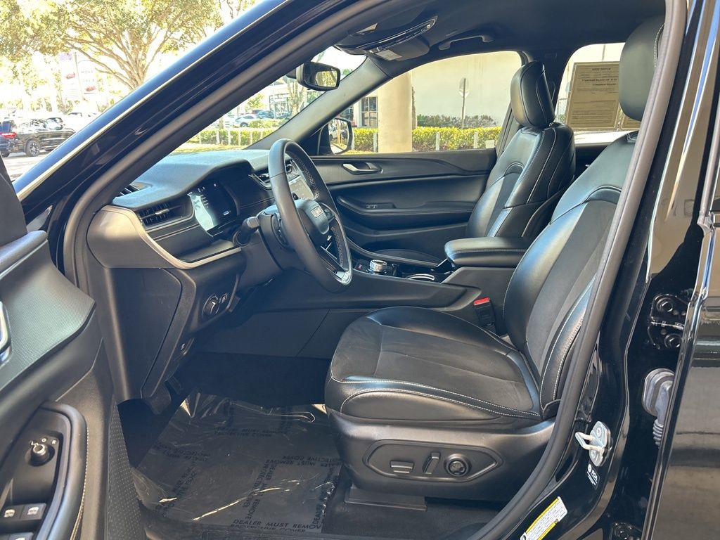 2023 Jeep Grand Cherokee Laredo Altitude photo 4