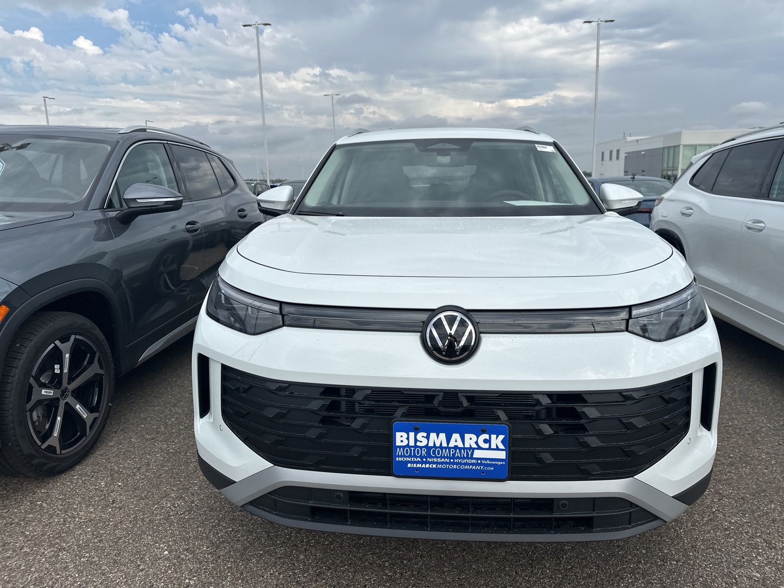 2025 Volkswagen Tiguan SE photo 2