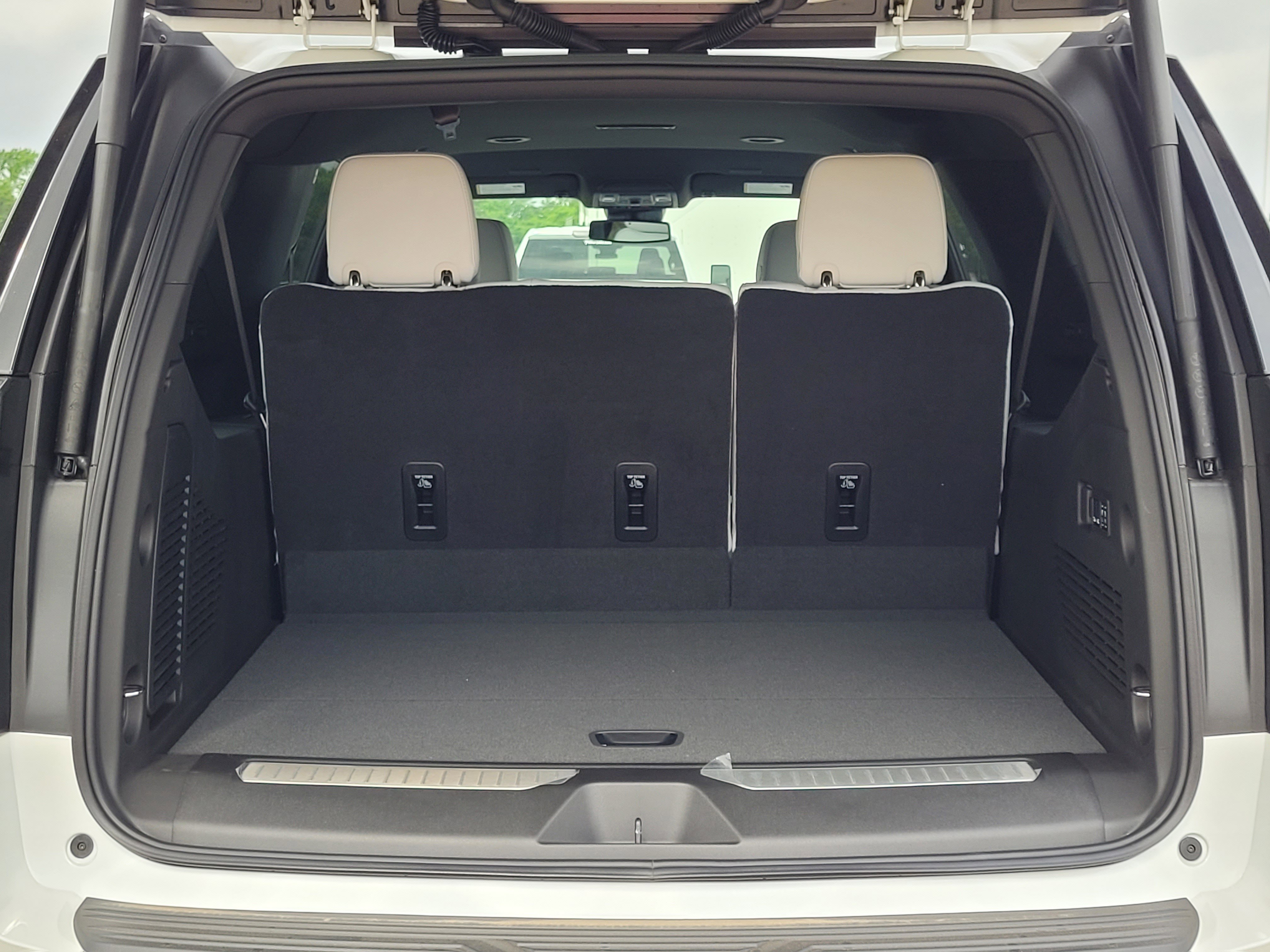 2025 Chevrolet Suburban Premier photo 2