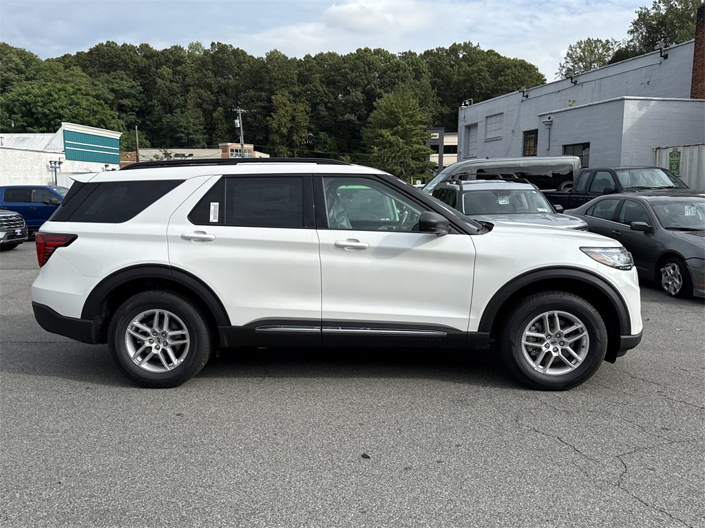2025 Ford Explorer photo 2