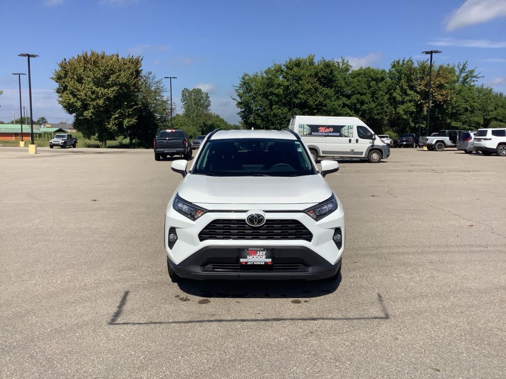2020 Toyota RAV4 XLE photo 3