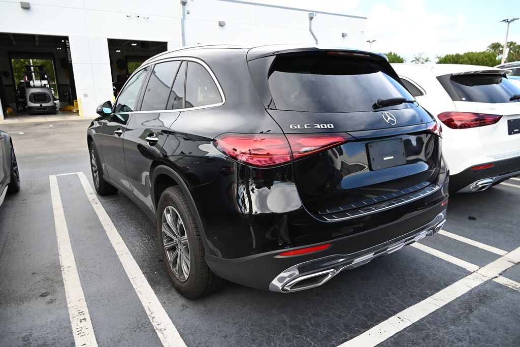 2025 Mercedes Benz GLC 300 photo 3