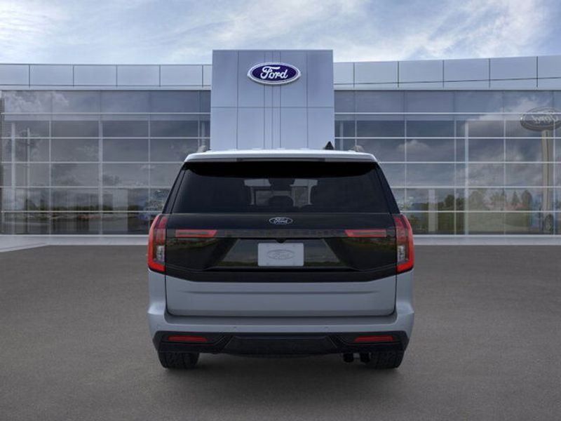 2025 Ford Expedition photo 3