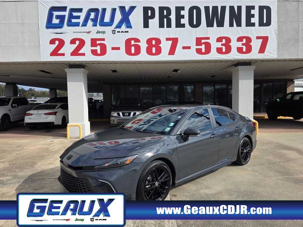 2025 Toyota Camry SE's photo