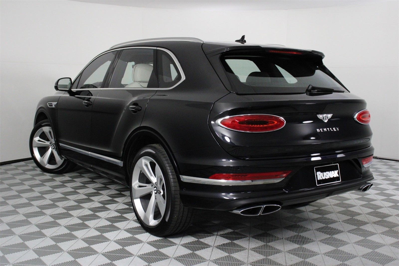 2025 Bentley Bentayga V8 photo 3
